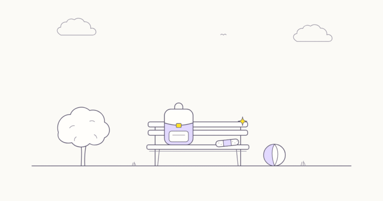 ילקוט בית ספר על ספסל בפארק, פלסטר לידו וכדור על הדשא
